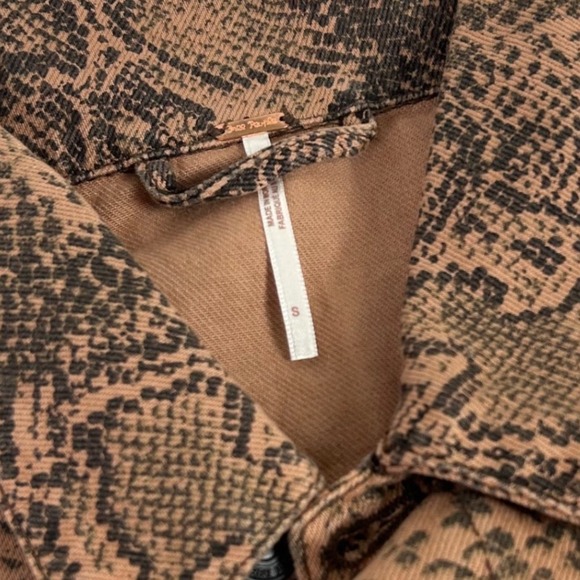 Free People Snakeskin Animal Print Denim‎ Jacket Women's Small Button Down - Picture 16 of 16